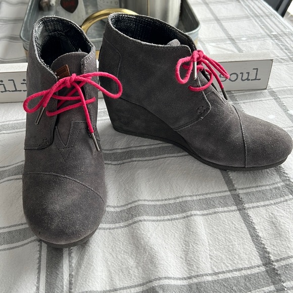 TOMS BOOTS LIKE NEW. SZ 9 gray/red - Picture 1 of 7